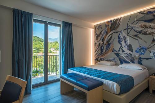 孔图尔西泰尔门卡帕索酒店的酒店客房设有一张床和一个大窗户