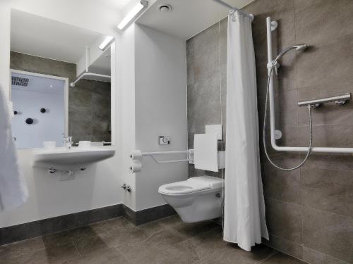 蒂罗尔州霍尔希韦斯特酒店的浴室配有卫生间、盥洗盆和淋浴。