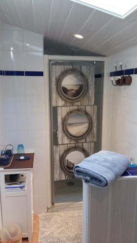 佩萨克Chambres d'hôtes du Parc d'Espagne的带淋浴和蓝色毛巾的浴室