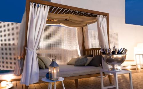 MiggianoLa Dimora delle Fate Luxury & SPA的客厅配有带天蓬的沙发