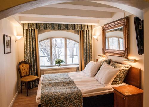 海门林纳瓦纳言琳娜酒店的酒店客房设有床和窗户。