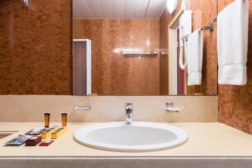 米兰B&B Hotel Milano Aosta的一间带水槽和镜子的浴室
