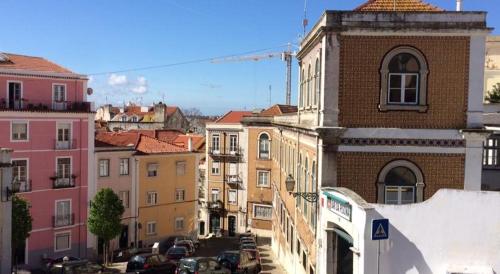 里斯本Lisbon Secret & Graca Apartment的享有拥有建筑和汽车的城市美景