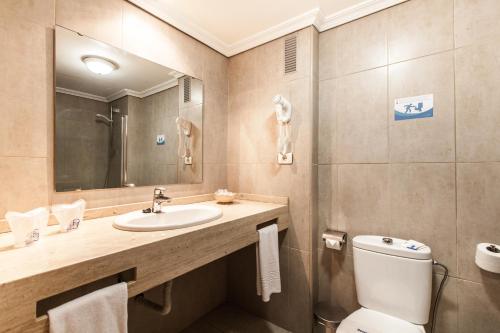 圣地亚哥港罗格斯凯萨蓝海酒店的一间带水槽、卫生间和镜子的浴室