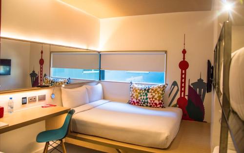 达喀尔达喀尔雅斯阿尔马代斯酒店的酒店客房配有一张床、一张书桌和一张书桌。