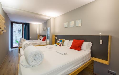巴塞罗那耶巴塞罗那旅舍的带两张床的房间和客厅