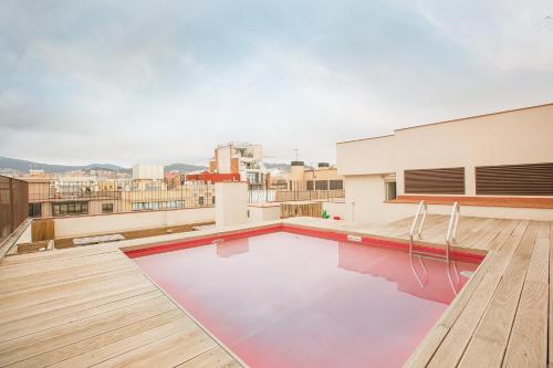 巴塞罗那耶巴塞罗那旅舍的屋顶游泳池,位于建筑屋顶
