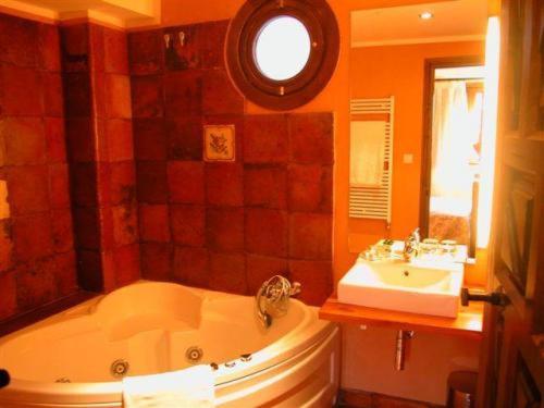 雷克纳多纳安妮塔酒店及餐厅的带浴缸和盥洗盆的浴室