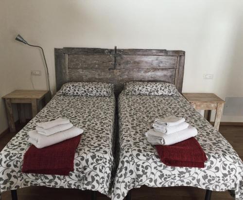 PilzoneCasa del Nespolo的一间卧室配有带毛巾的床