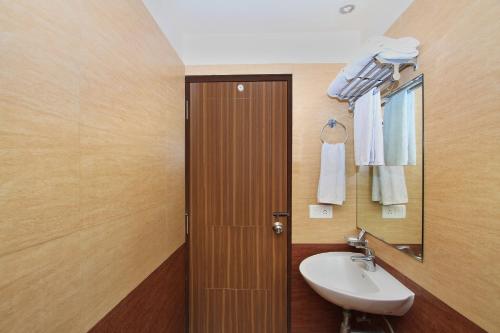 班加罗尔La Sara Comforts的一间带水槽和镜子的浴室
