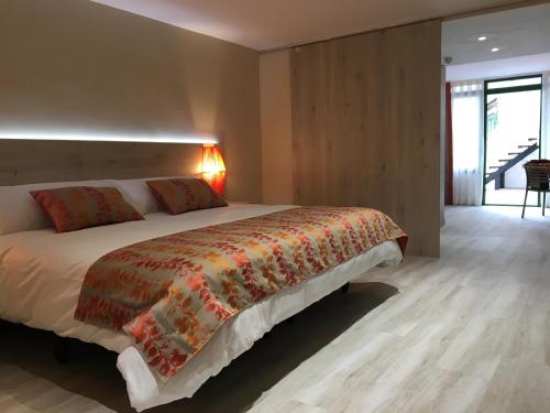 滨海托萨Medplaya Aparthotel Sant Eloi的一间卧室,卧室内配有一张大床