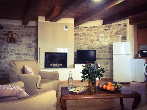 AlfáAntonia’s Home Alfa Village的客厅配有沙发和桌子