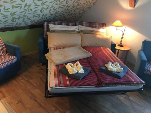 加兹尤瑟多姆Ferienwohnung Gleißner的床上有两条毛巾
