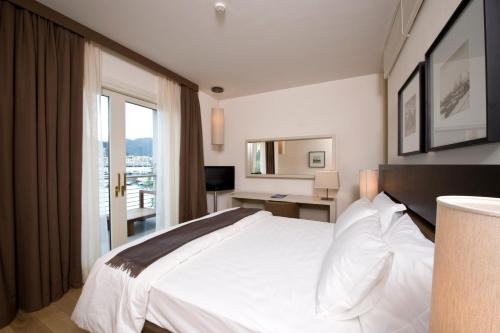 滨海广场度假村客房内的一张或多张床位