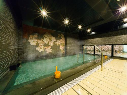 东京池袋站北口乐活超级酒店的一座大型游泳池,