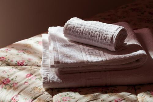 圣贝内代托-德尔特龙托Guest House Il Faro的床上的一大堆毛巾