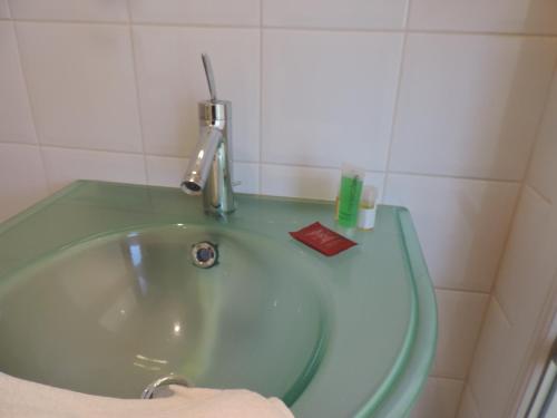 戛纳chambre single avec breakfast的一个带水龙头的浴室内的盥洗盆
