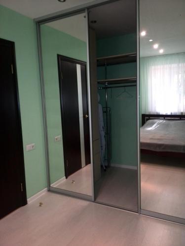 尼古拉耶夫Comfort Apartment on Bogoyavlenskiy的卧室内的大镜子,配有床