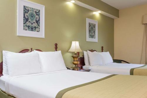 莱克兰莱克兰贝蒙特套房酒店的酒店的客房 - 带2张带白色枕头的床