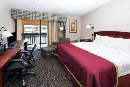 密歇根城贝蒙特套房酒店客房内的一张或多张床位