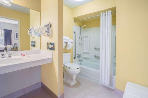 沃伦顿沃伦顿贝蒙特套房酒店的一间带水槽、卫生间和淋浴的浴室