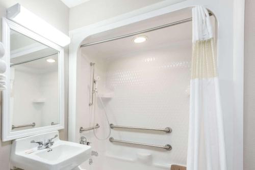 剑桥剑桥贝蒙特旅馆套房酒店的白色的浴室设有水槽和淋浴。