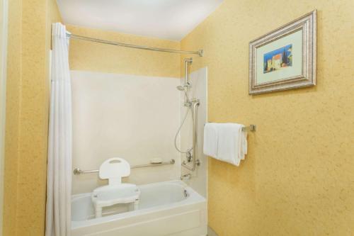 弗拉格斯塔夫贝蒙特因套房酒店的一间浴室