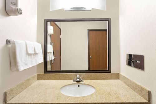 伯洛伊特伯洛伊特贝蒙特旅馆套房酒店的一间带水槽和大镜子的浴室