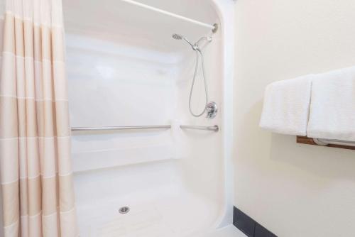 圣达菲圣达菲贝蒙特客栈及套房酒店的带淋浴和浴帘的浴室