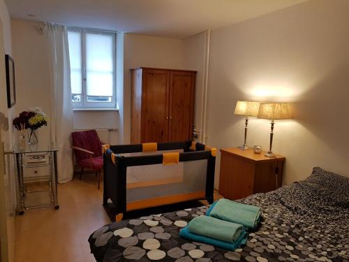 柏林柏林阿帕特公寓的一间卧室配有一张床、一把椅子和一盏灯