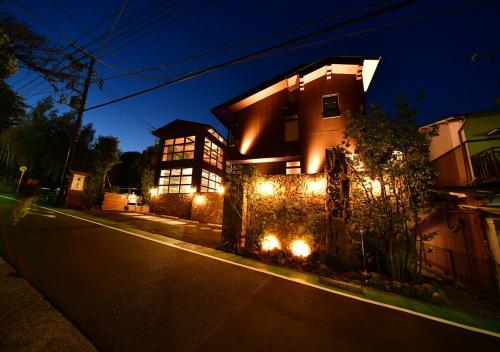 箱根Balinese onsen ryokan Hakone Airu的街道边有灯的房子