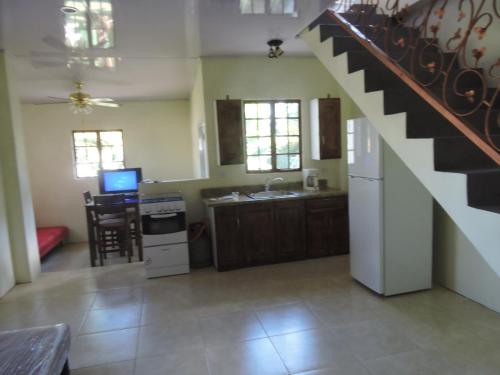 ValsaynCedar Villa的厨房设有通往客厅的楼梯