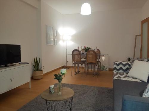 布拉加Liberdadeflat4u的客厅配有沙发和桌子