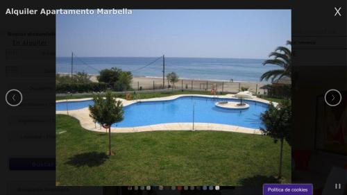 马贝拉Apartamento Marbella Playa的海滩旁游泳池的 ⁇ 染