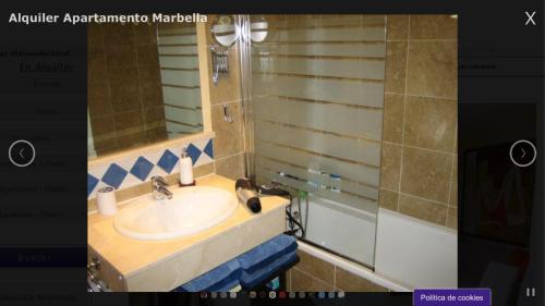 马贝拉Apartamento Marbella Playa的浴室配有盥洗盆、镜子和浴缸