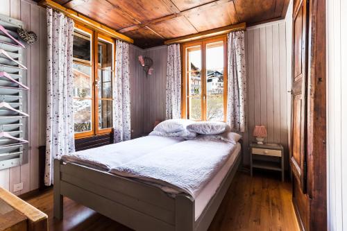 贝阿滕贝格乌拉度假公寓的一间设有床铺的卧室,位于带窗户的房间内