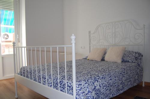 阿利坎特Lorena Centro Apartamento GAM的卧室内的一张带两个枕头的白色床