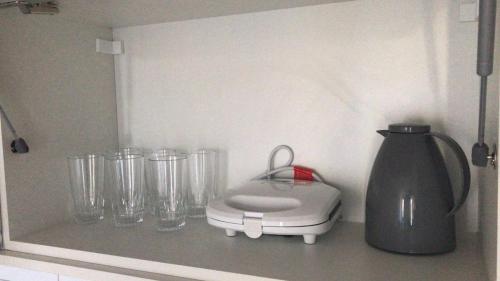 拉巴拉德纳圣米格尔Residence Iloa Resort的厨房柜台,上面装有搅拌机和玻璃杯