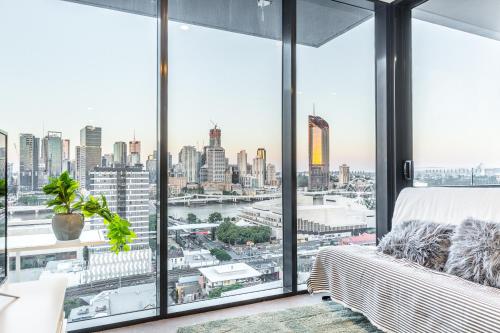 布里斯班AirTrip Apartments on Merivale Street的卧室设有大窗户,享有城市美景。