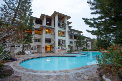 考科帝国普凯瓦山度假酒店的大楼前设有游泳池的酒店