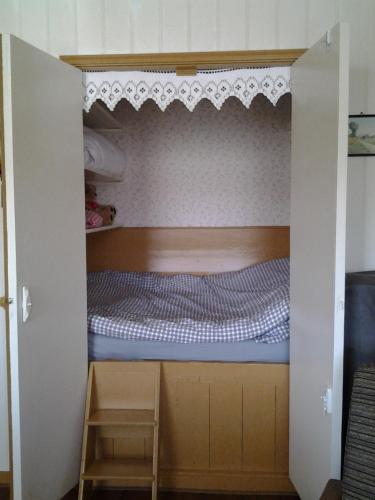 Jutrijpde Wylgepleats的一间小卧室,配有双层床