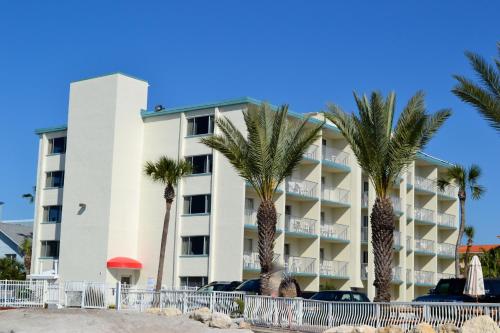 克利尔沃特峡湾美景酒店 - 海滩的前面有棕榈树的酒店