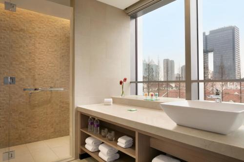 上海上海天山广场凯悦嘉轩酒店的一间带水槽和淋浴及窗户的浴室