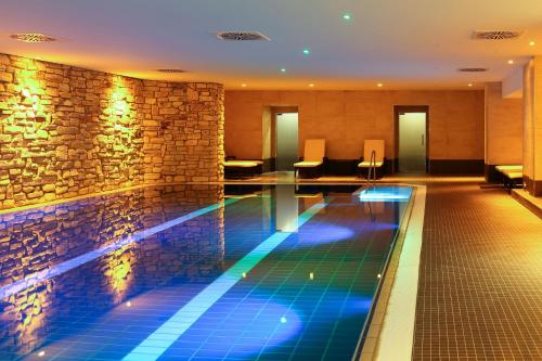 温特贝格Dorint Resort Winterberg的一座石墙酒店的游泳池