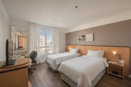南卡希亚斯南卡希亚斯城际酒店的酒店客房设有两张床和电视。