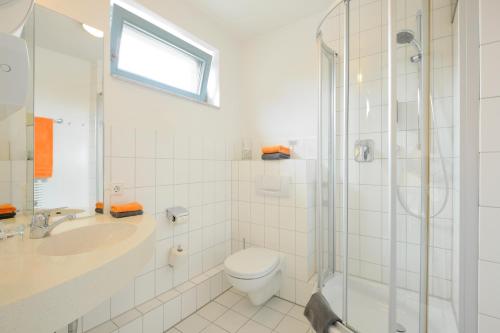汉诺威Werkhof Hotel的浴室配有卫生间、盥洗盆和淋浴。