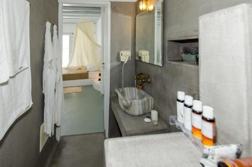 Thalassitra Private Pool Suites & Spa的一间浴室