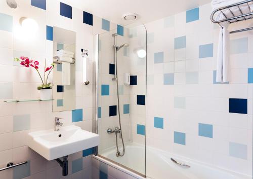 萨尔特B&B HOTEL Girona 2的一间带水槽和淋浴的浴室