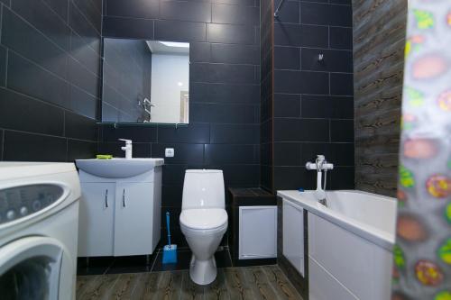 苏梅Apartment Faraon 5的浴室配有卫生间、盥洗盆和浴缸。