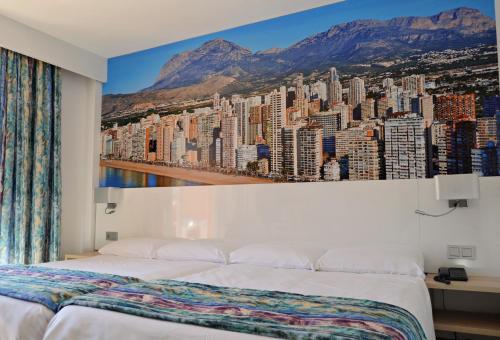 卡拉德费斯特拉特热带酒店的一间拥有城市大型壁画的卧室